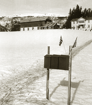 Borghild og Olav Foseide flagger på Brubakken, Rindal. Fotografert i 1965.