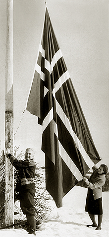 Gudrun og P. J. Romundstad markerer dagen på Nestu Røen, Bukta. Rindal, 1965.