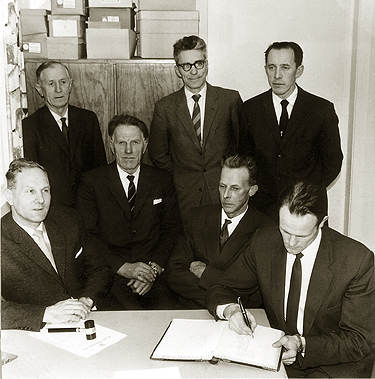 Formannskapet (?) i Rindal, 1965. Foran: Ordfører Arne Sæter,Nils Aune, Mikal L. Haugen og Torbjørn Bjørnås.  Bak: Sverke P. Skjølsvold, Per Ljøkjell og og Johan S. Løseth.