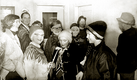 Folksomt på Løseths kafé i Rindal sentrum. Fra venstre: Berit Stene, kaféeier Ola K. Løseth, Eva Solvik, Oddbjørg (?) Ljøkjell, Aud Ljøkjell, Gøril Løseth, Gunvor Løseth, Eldbjørg Marit Sæter og xxxxx. Rindal, 1965.