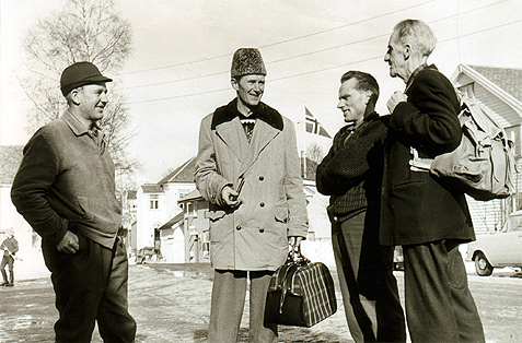Seieren diskuteres foran Samvirkelaget i Rindal. Fra venstre: Magne Heggem (Hegglund), Johan Romundstad (Heggdalen), Jo Bakk og Martin Heggem (Nybakk). Bilde fotografert i 1965.