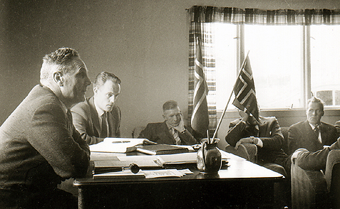 Rindal kommunestyre med ordfører Arne Sæter (t.v.) var samlet under markeringen av dagen. Videre fra venstre: Torbjørn Bjørnås, Ola O. Børset, Nils Aune og Tore Bjørnstad (Nestu). Rindal, 1965.