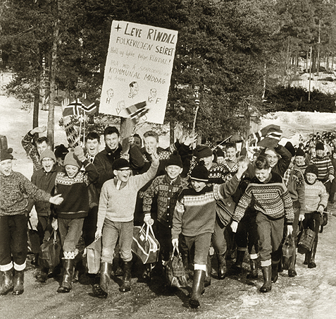 Fra venstre: Knut Børseth (?), John Løset (Brandbu)?, Asbjørn Børset, Svein Stene, Odd Jostein Sæter, Kai Løfaldli, Magne Olav Romundstad, Lars Løfaldli (Teigen), Erik Halvorsen, Edgar Kattem (?), Einar Lillegård, Inge Haugen (Steinan) og Jon Gisle Børset. Rindal, 1965.