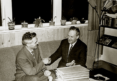 Per Ljøkjell og Arne Sæter med saksdokumentene gratulerer hverandre med velgjort jobb. Fotografert hjemme hos Ljøkjell, fotografert i 1965.