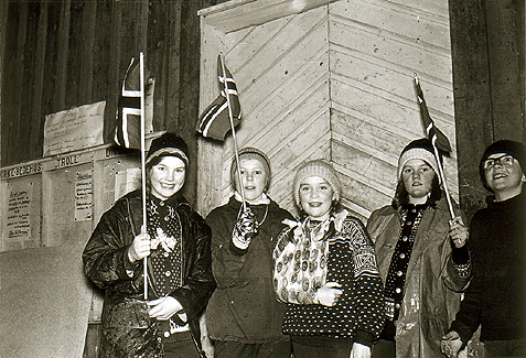 Eldbjørg Marit Sæter, Turid Bakken, Aud Ljøkjell, Gøril Bakken og Kai Løfaldli på samvirkerampa i Rindal, 1965.