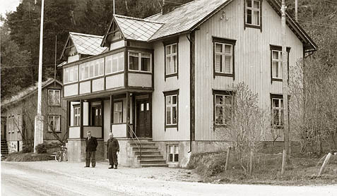 Ingebrigt Aasbø (t.v.) og broren Anders ca.1954 foran den store tomannsboligen de fikk bygd i Kattagrenda på Surnadalsøra.