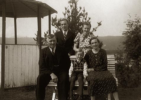Randi og Ingebrigt Aasbø med barna John Marius, Jorunn og Magnar i 1939.