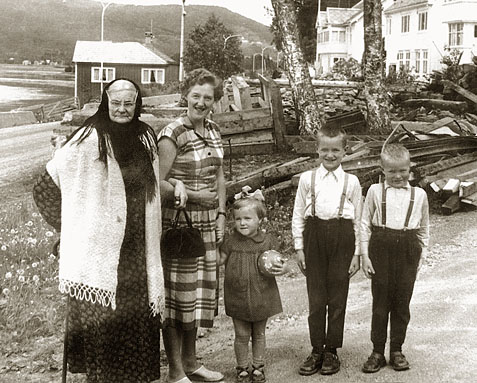 Oldemor Maret Sæther, mor Lucie Aasbø og oldebarna Randi, Halvdan og Ingebrigt Aasbø. Surnadalsøra ca. 1959. Aasbøs heim, Elvestua, bak til venstre.