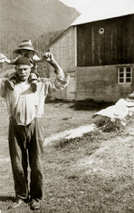 Sivert Larson ye har byttet hatt med liten gutt p skuldrene.(f. 1878)