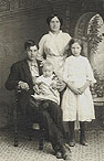 Fire av Maret og John L. Sæthers barn: Lars, Arne (f. 1913) på fanget, Randi og Margrete