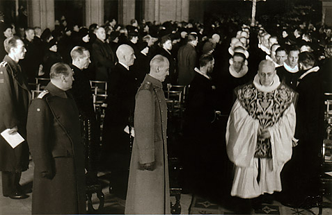 BIskop Arne Fjellbu vigsel som biskop i 1946. Kronprins Olav og kong Haakon deltar.