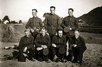 Sanitetssoldater under førstegangstjenesten i militæret i 1938. Arne Sæter bakerst til høyre. Sjukebberartropp. Sykebærertropp.