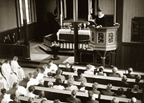 Sokneprest Arne Sæter på prekestolen i Rindal kirke, 1966.