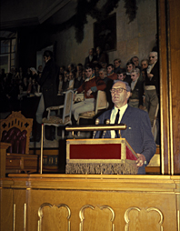 Stortingsrepresentant Arne Sæter på Stortingets talerstol ca. 1970.