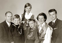 Prestefamilien Sæter i Rindal, ca. 1960. Fra venstre: Arne, Jon Arne, Eldbjørg Marit, Bjarte, Johanne og Odd Jostein.