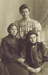 Øverst: Elen Frøseth, t.h.: Berit Frøseth, og t.v. venninne, lærerinne Gurine Engen, ca. 1905