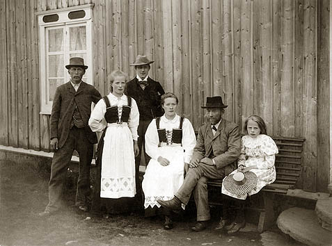Tomas Renå (bror av Nils), Kristine Renå, Kirk (Lord Estcourts tjener), Julie Renå, Nils Renå, Marie Renå. Fotografert i 1900.